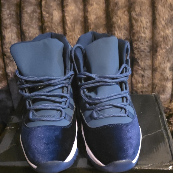 Jordan Blue and White Sneakers - Picture 3 of 4